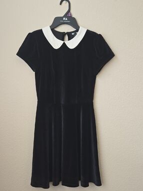 Hot Topic Black Top with Cream Contrast Collar